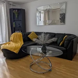 apt-emerald-apartment-2bed-2bath-baycity-centre.cardiffhotelswales.com/